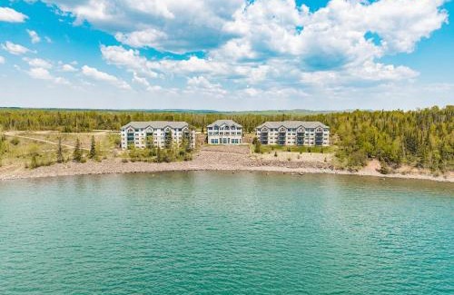 Two Harbors Apartment | Majestic Lake Views Studio 2-Queen Beds and Heated Pools