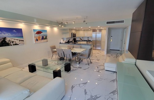 La Gorce Apartment | Majestic Oceanfront 3 Bedroom Views Every Room Large Corner Apartment - 901