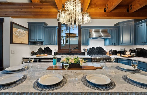 Whitefish Ski Chalet | Make Memories at this luxe treehouse; hot tub; PS5; direct trail/slope access
