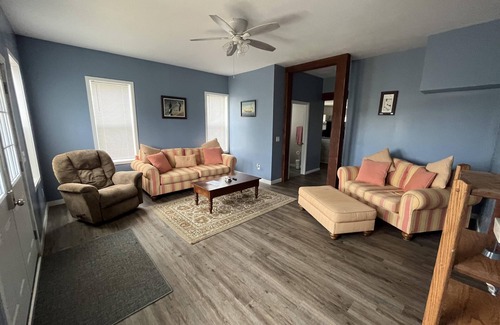 Gypsum Cabin | Make time for Lake Time! Close to all FERRIES, BEACHES, PARKS & CEDAR POINT!