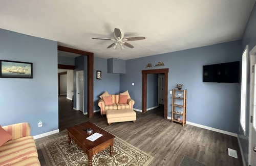 Gypsum Cabin | Make time for Lake Time! Close to all FERRIES, BEACHES, PARKS & CEDAR POINT!