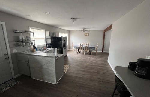 Gypsum Cabin | Make time for Lake Time! Close to all FERRIES, BEACHES, PARKS & CEDAR POINT!