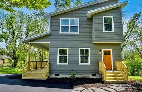Canton House | Make Your Colorful Fall Memories in Lovely Canton, NC - Minutes from Asheville.