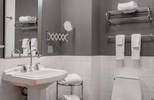 Downtown Columbus Hotel | Make Your Trip More Enjoyable! Pets are Welcome, Near Franklin Park Conservatory