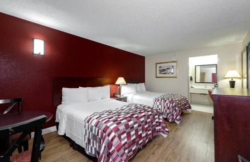 Ellenton House | Making The Best Memories Along The Way! Pet-friendly, Pool, Free Parking!