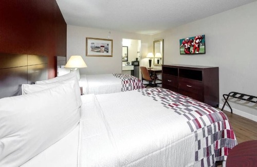Ellenton House | Making The Best Memories Along The Way! Pet-friendly, Pool, Free Parking!