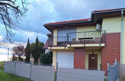 Pecs Apartment | Makra-tető Öregtölgy Apartman