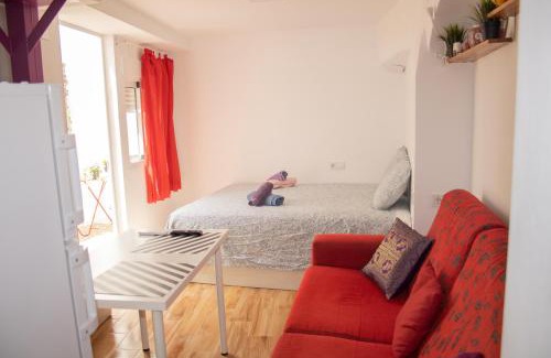 Los Tilos Apartment | Malagueña Salerosa "Apartamento - estudio con terraza" En casa típica de 1 a 4 dormitorios