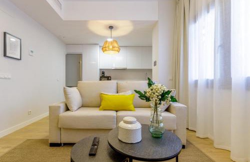La Malagueta Apartment | Malagueta Miramar with Shared Pool by Caleta Homes
