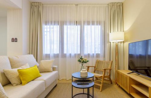 La Malagueta Apartment | Malagueta Miramar with Shared Pool by Caleta Homes