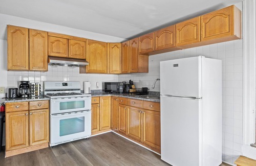 Malden Apartment | Malden 3Br Apt on 2F/with Free parking/WiFi/Windows AC