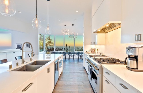 Central Malibu Villa | Malibu Fab View 4 Bedroom with Amazing Pool and Outdoor Entertaining