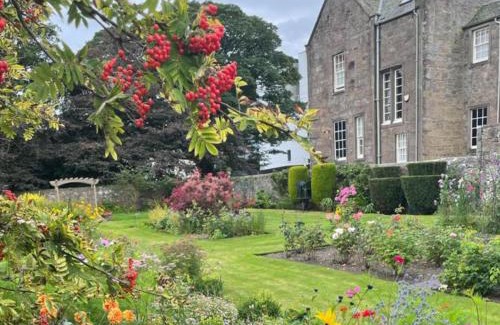 Montrose Apartment | Mall House self catering apartment