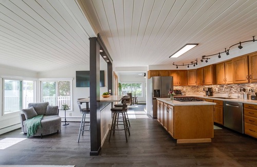 Dundee Cabin | Mallards Landing is a Charming WANETA LAKE cottage with hot tub & amazing views