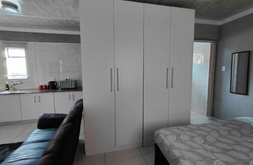Newcastle Apartment | Mama R's STUDIO 1