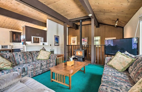 Mammoth Lakes Apartment | Mammoth Lakes Townhome < 2 Mi to Ski Area!