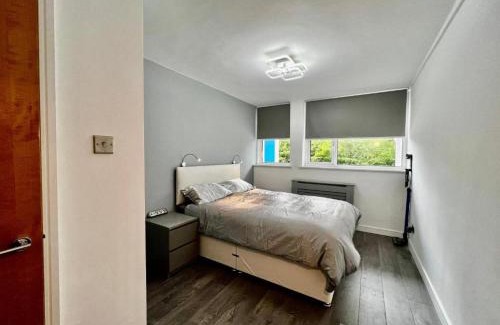 Baguley Apartment | Manchester - 1 Bedroom - Sleeps 3 - Free Parking