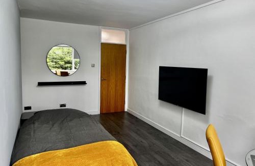 Baguley Apartment | Manchester - 1 Bedroom - Sleeps 3 - Free Parking