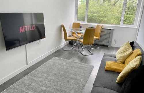 Baguley Apartment | Manchester - 1 Bedroom - Sleeps 3 - Free Parking
