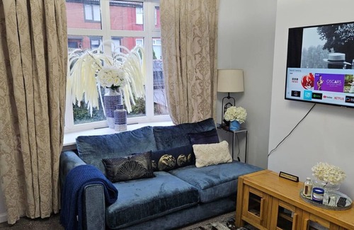 Droylsden House | Manchester 2-bed House, Sleeps 4, 20 Min to Centre