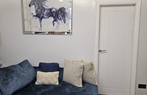 Droylsden House | Manchester 2-bed House, Sleeps 4, 20 Min to Centre