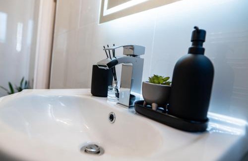 Middleton House | Manchester - 4 Beds - Sleeps 7 - Street Parking