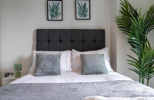 Manchester City Centre Apartment | Manchester City Centre,Picadilly , Skyline View