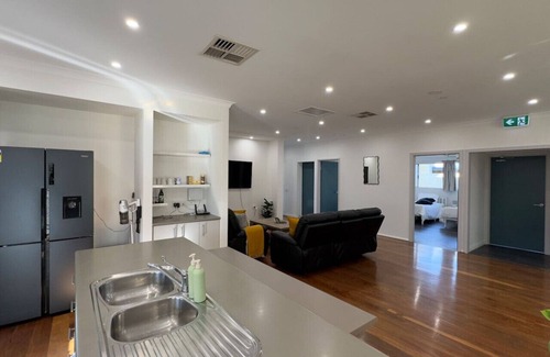 Dudley Park House | Mandurah Four Bedroom Guesthouse