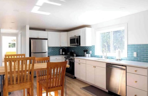 Old North End Apartment | MANHATTAN MODERN: Large 3 bed, Fenced yard-Parking