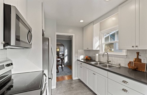 Rockwood House | Manito Park Getaway: Fireplace, Hospitals, 5min to downtown