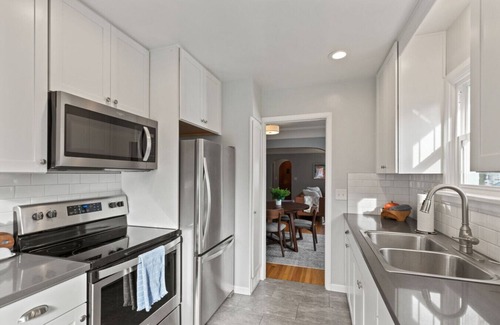 Rockwood House | Manito Park Getaway: Fireplace, Hospitals, 5min to downtown