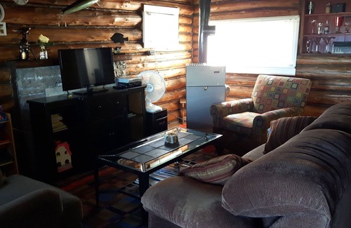Manitoulin District Cottage | MANITOULIN ISLAND- Rustic Log Cabin located in Elizabeth Bay- Family Friendly