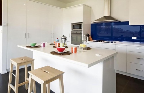 Jindabyne House | Manna Tree Farm - Modern 3BR House on 100 Acres l Mountain Views l WiFi l BBQ l Wood Fire
