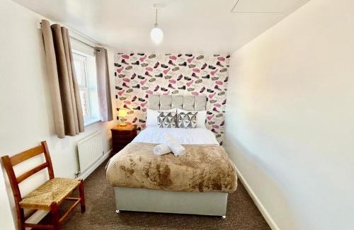 Sittingbourne Apartment | Mannys Apartment - Nice & Cozy 4Bed Flagship Lodge