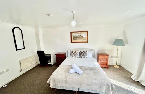 Sittingbourne Apartment | Mannys Apartment - Nice & Cozy 4Bed Flagship Lodge