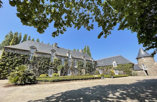 Mont-Dol Apartment | Manoir de la Bégaudière : Gîte Chateaubriand