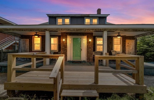 Willoughby Spit Cottage | Manor and Mutts #1 (4-Bedroom Cottage) - Pets Allowed by RedAwning