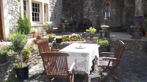 Shepton Mallet House | Manor House Annex - Sleeps up to 6 People