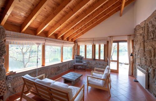 Santa Comba Dao House | Mansion in Dão Valley by River Beach