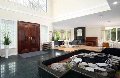 Kerrisdale Villa | Mansion w/Modern GardenandGame Room near Maple Grove