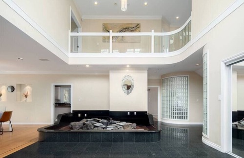 Kerrisdale Villa | Mansion w/Modern GardenandGame Room near Maple Grove