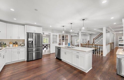 Church Street House | Mansion With Private Pool Bsktball & Tennis courts