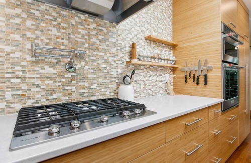 Martinez Park House | Maple Courtyard | Old Town w/King Suite & Piano