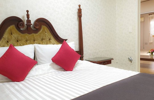 Hallim Condo | Maple Happy House