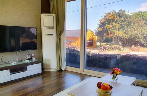 Hallim Condo | Maple Happy House