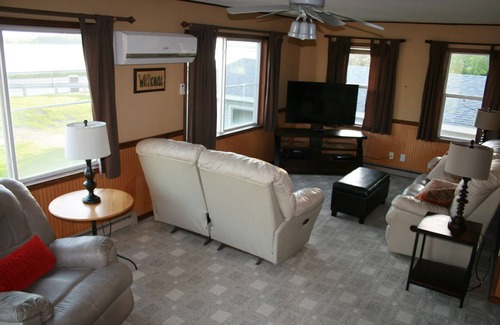 South Haven Cabin | Maple Hill Resort "Dally Cabin" - 1 Hour from Twin Cities