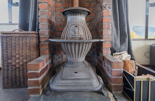 Te Anau House | MAPLE TREE COTTAGE - TE ANAU HOLIDAY HOME, pet friendly in Te Anau