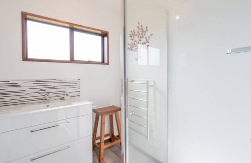 Te Anau House | MAPLE TREE COTTAGE - TE ANAU HOLIDAY HOME, pet friendly in Te Anau