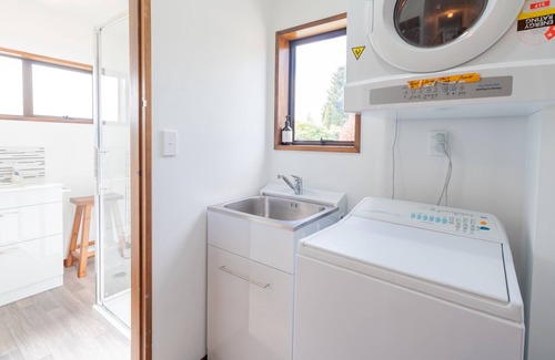 Te Anau House | MAPLE TREE COTTAGE - TE ANAU HOLIDAY HOME, pet friendly in Te Anau