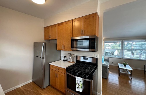 Del Rey Apartment | Mar Vista 2bd Room Upper Apt with Parking
